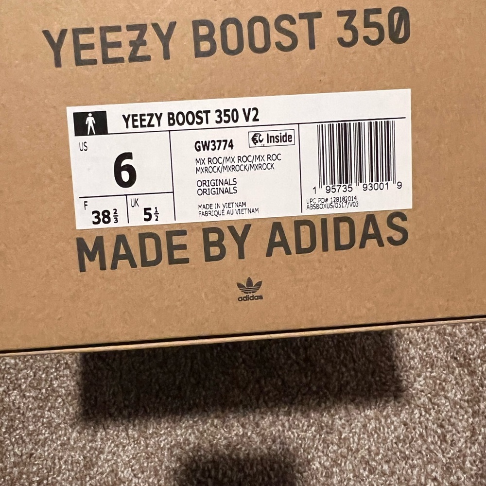 Mint Condition size 6 Yeezy 350 V2 Boost. Box included ! Excellent condition - Picture 5 of 6